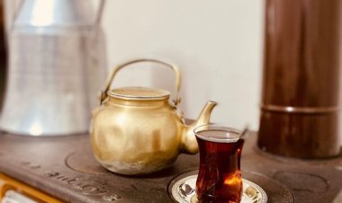 Bazı sevgiler varla yok arasında yaşanır