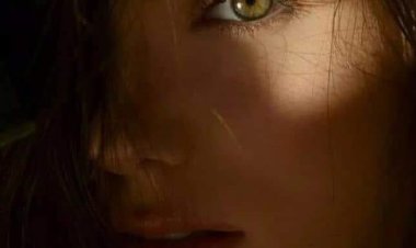 Ellerini kollarını savura savura geçtiler