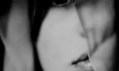 Birinin gülüşüne, öbürünün bakışına,