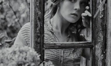 Boşver gösterişli olmayı sade ol