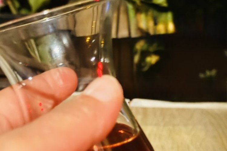 Herkese Benden Çay Şakir’e Yok